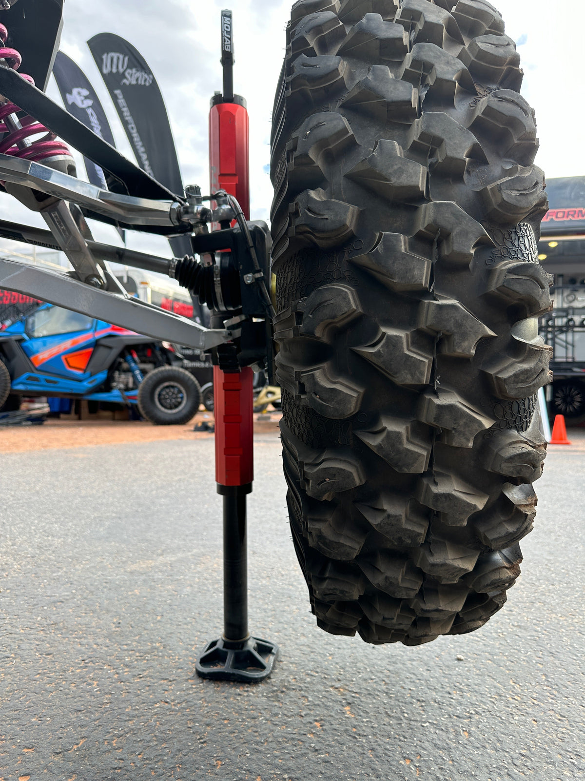 Photo of CarbonPro Compact Hydraulic Jack MLH 40'' by MOJAB OFFROAD - Premium for UTVs / Side by Sides