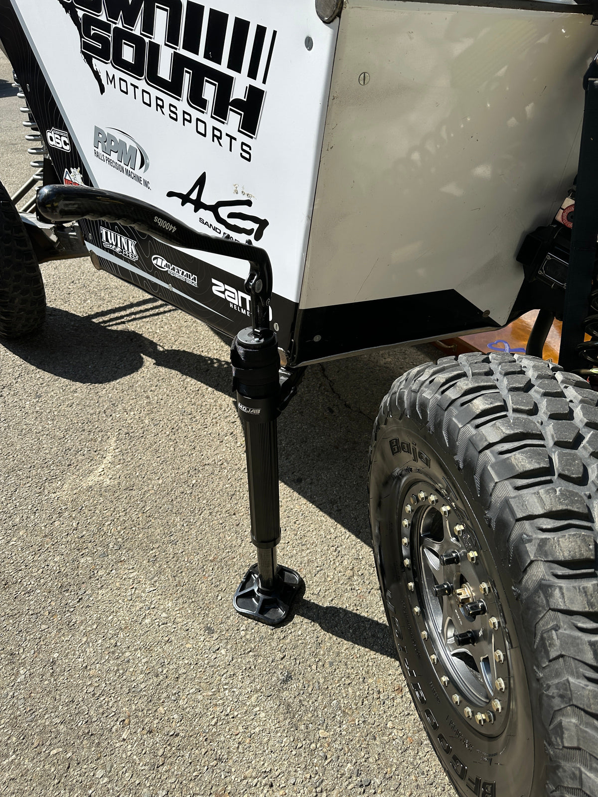Photo of CarbonPro Compact Hydraulic Jack MLH 40'' by MOJAB OFFROAD - Premium for UTVs / Side by Sides