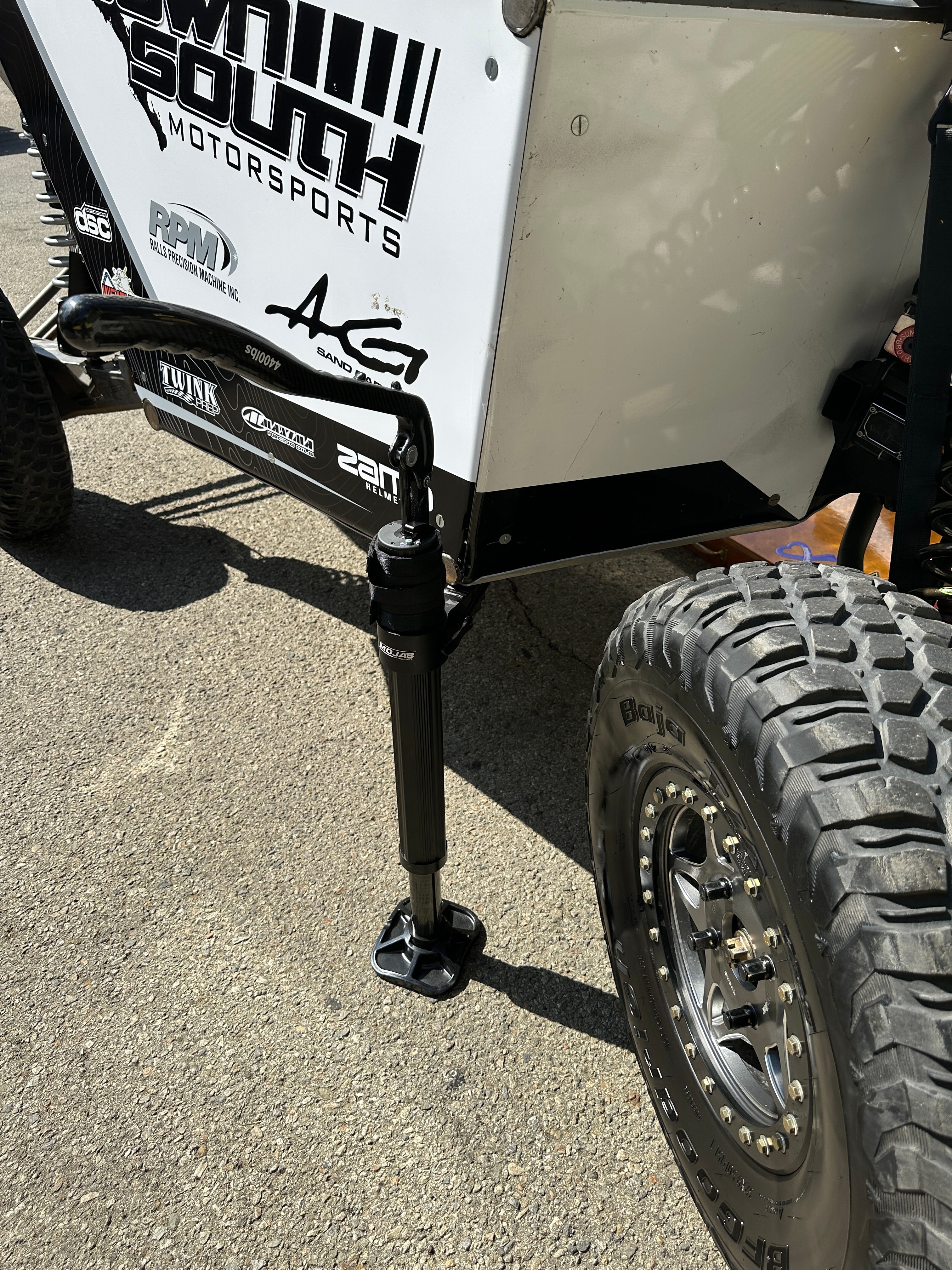 Photo of CarbonPro Compact Hydraulic Jack with Mounting Clamps MLH 40'' by MOJAB OFFROAD - Premium for UTVs / Side by Sides