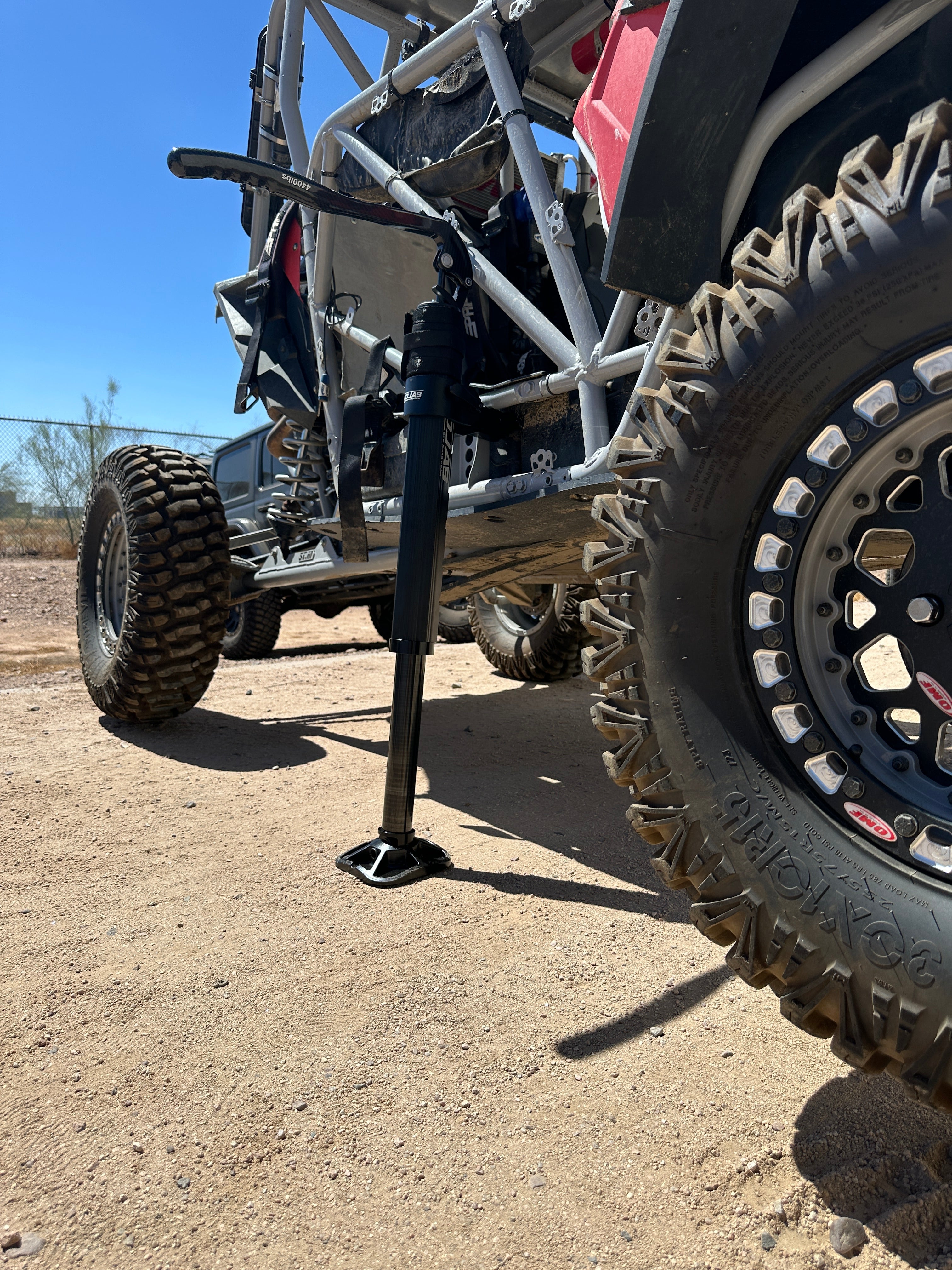 Photo of CarbonPro Compact Hydraulic Jack with Mounting Clamps MLH 40'' by MOJAB OFFROAD - Premium for UTVs / Side by Sides