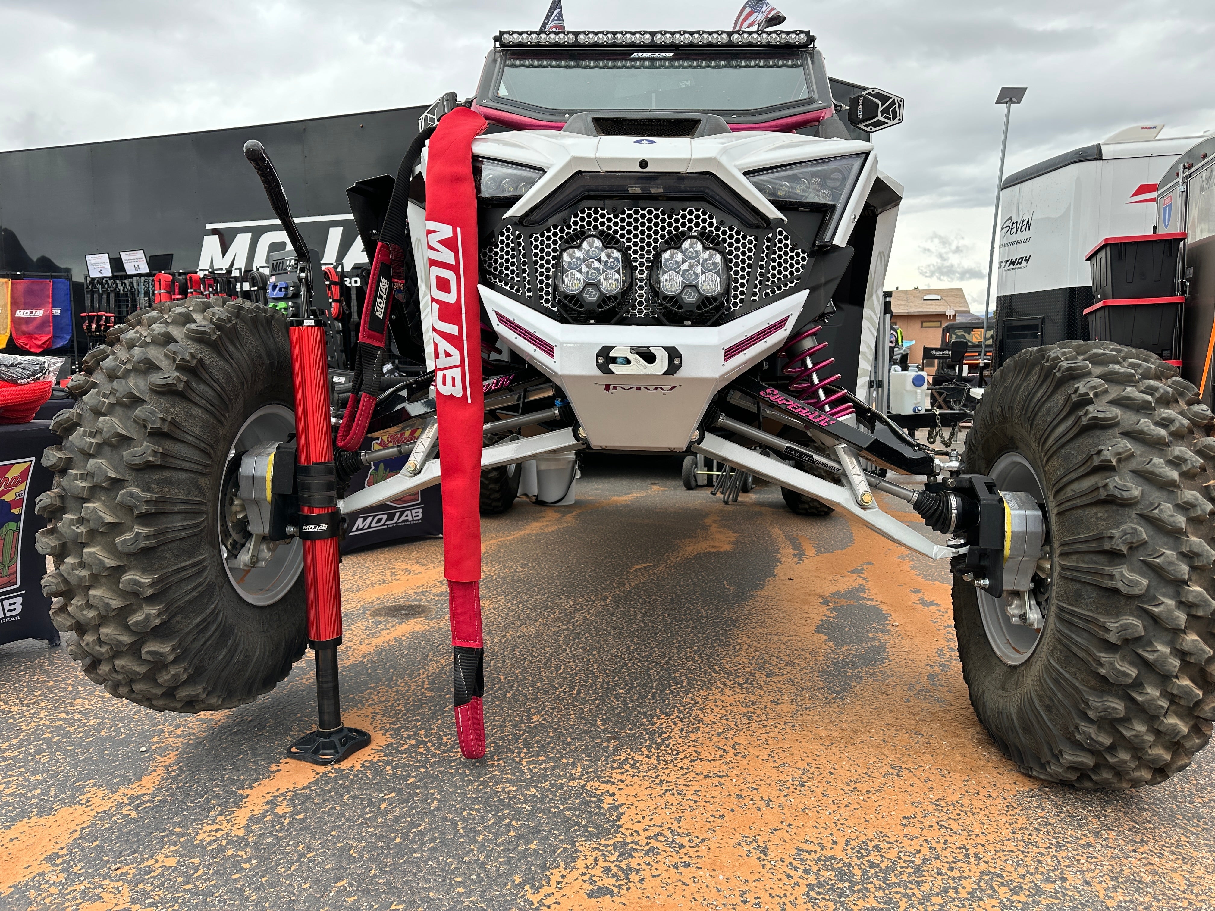 Photo of CarbonPro Compact Hydraulic Jack with Mounting Clamps MLH 32'' by MOJAB OFFROAD - Premium for UTVs / Side by Sides