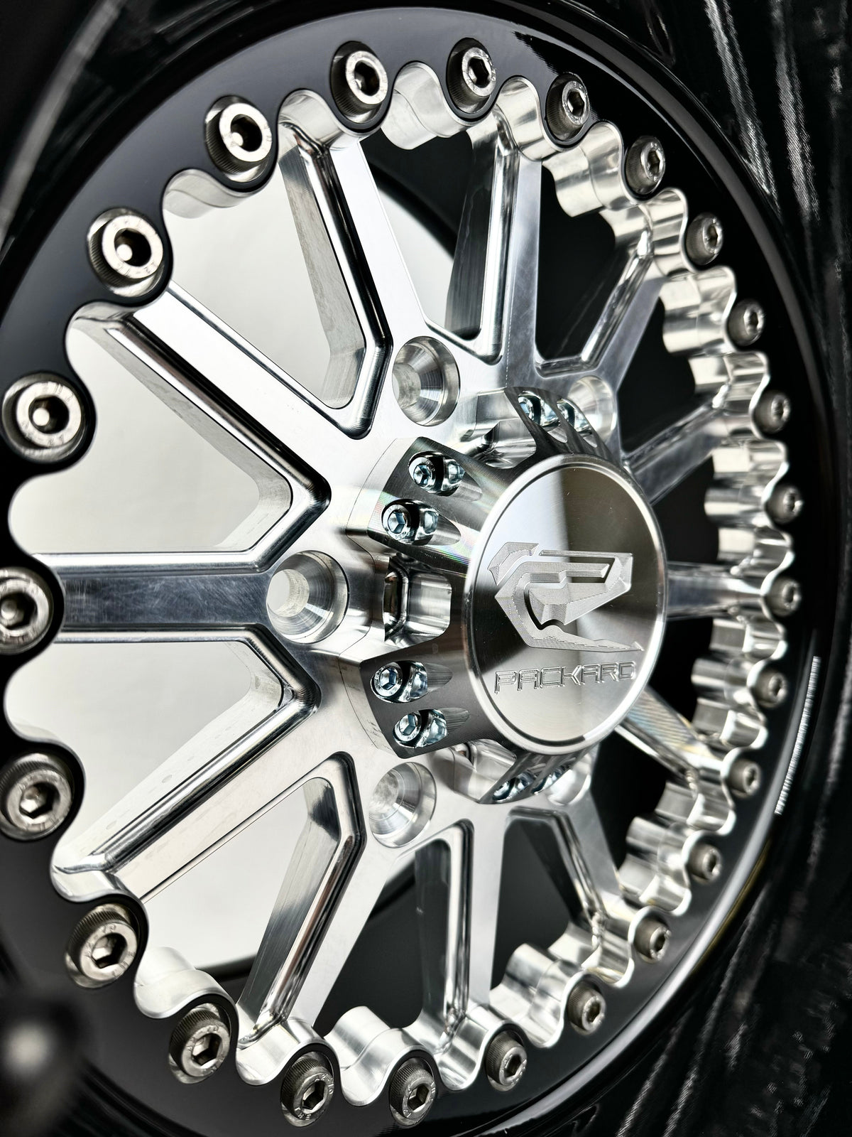 Packard Element silver non-beadlock wheel for Maverick R, machining and optional spinner-cap closeup