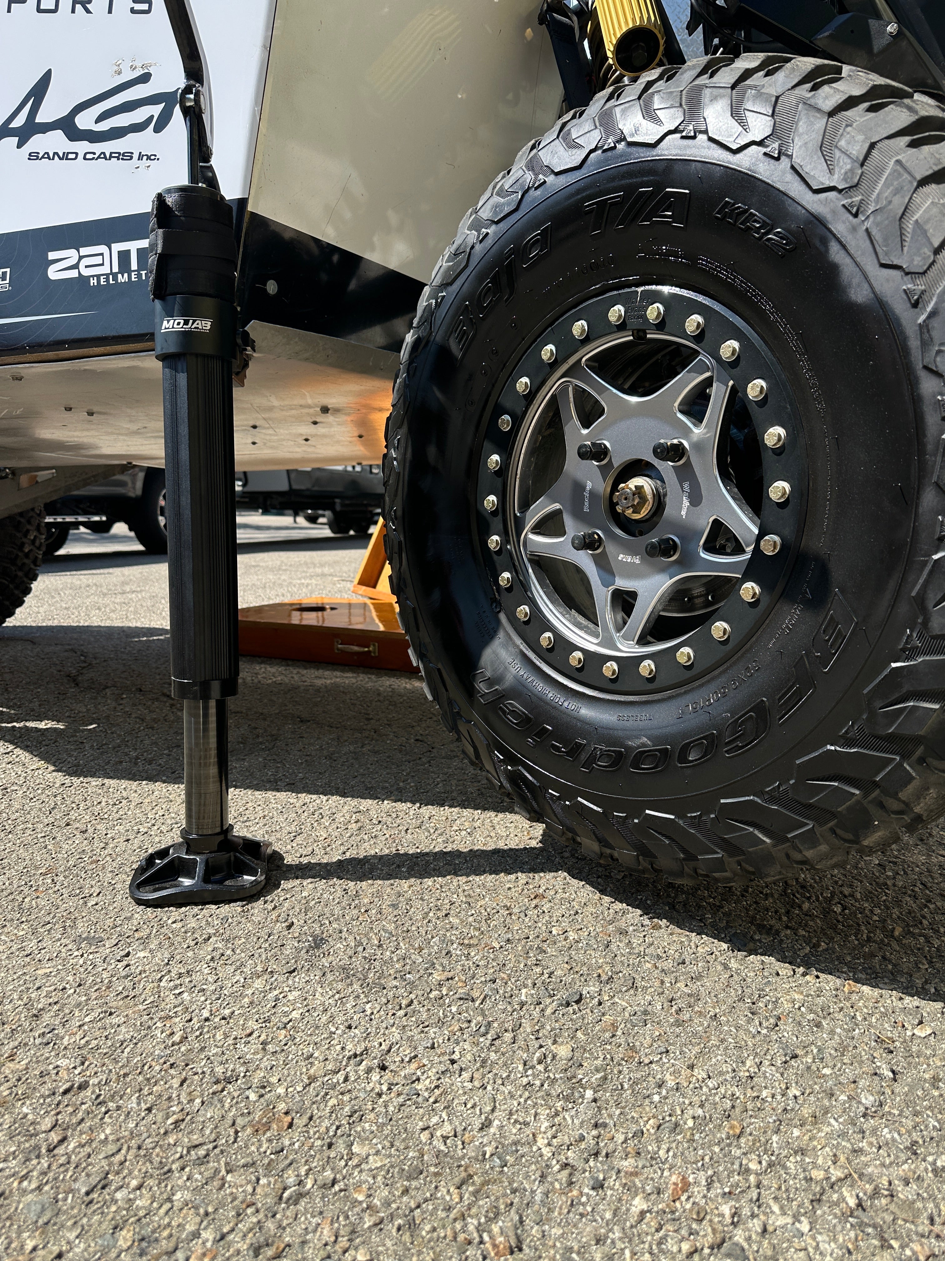 Photo of CarbonPro Hydraulic Jack with Mounting Clamps MLH 48'' by MOJAB OFFROAD - Premium Jacks & Accessories for UTVs / Side by Sides