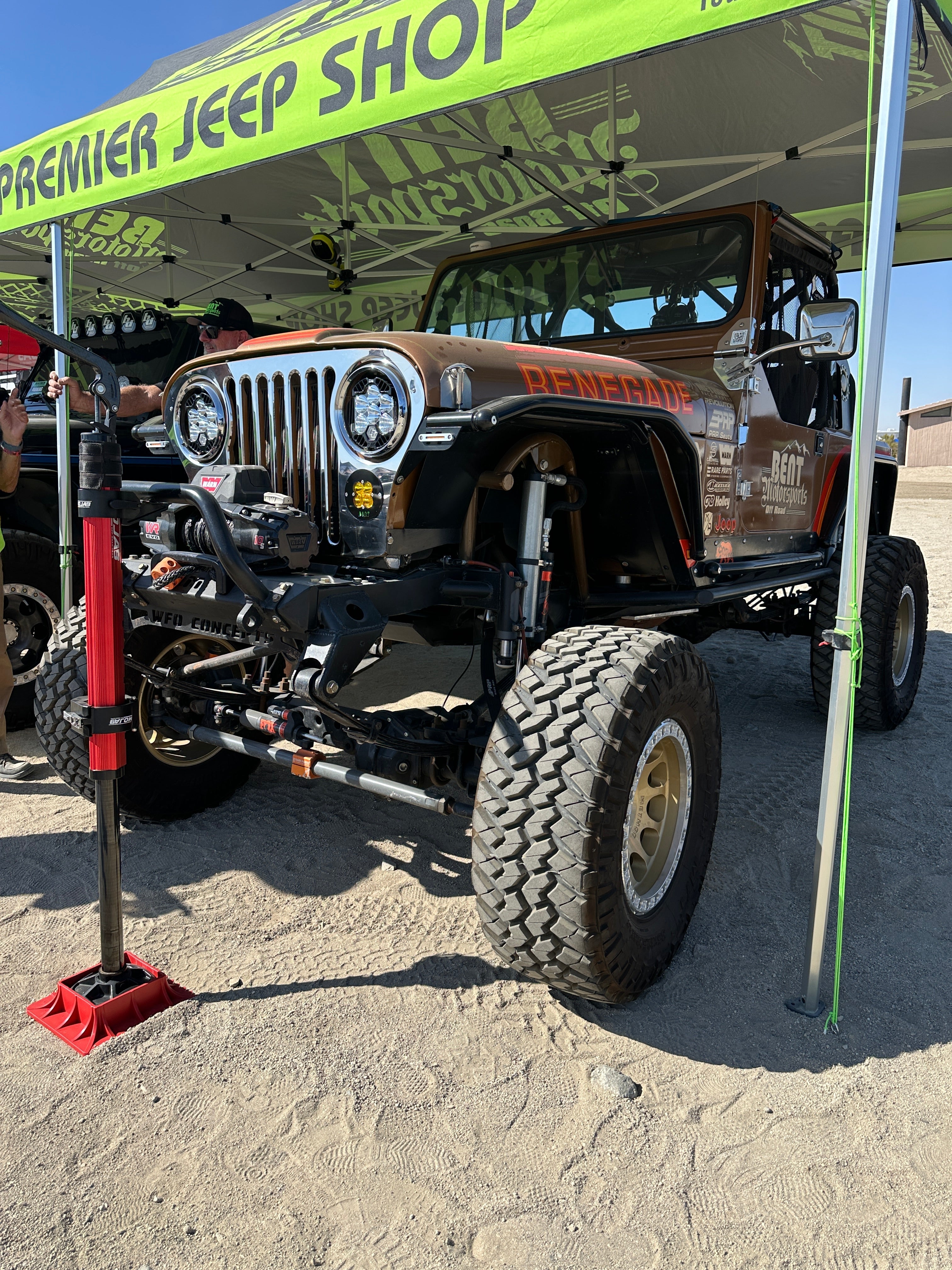 Photo of CarbonPro Hydraulic Jack with Mounting Clamps MLH 48'' by MOJAB OFFROAD - Premium Jacks & Accessories for UTVs / Side by Sides