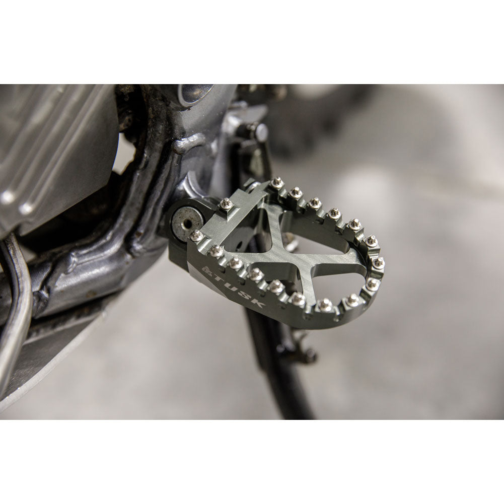 Tusk Billet Race Foot Pegs Suzuki RM125 1991–2002