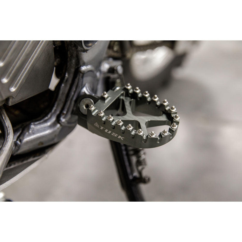 Tusk Billet Race Foot Pegs Suzuki DR-Z 400 2000–2024