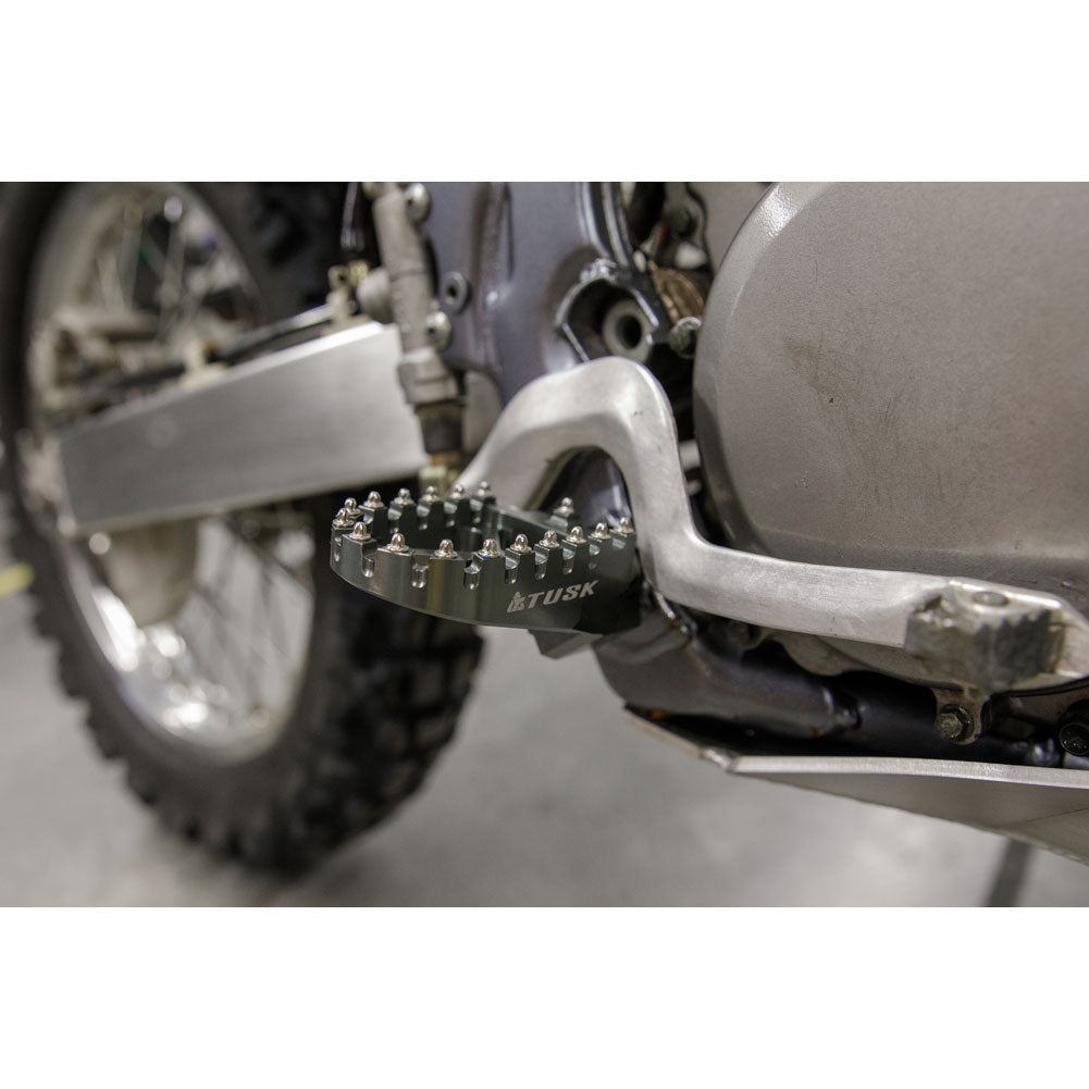Tusk Billet Race Foot Pegs Suzuki DR-Z 400 2000–2024