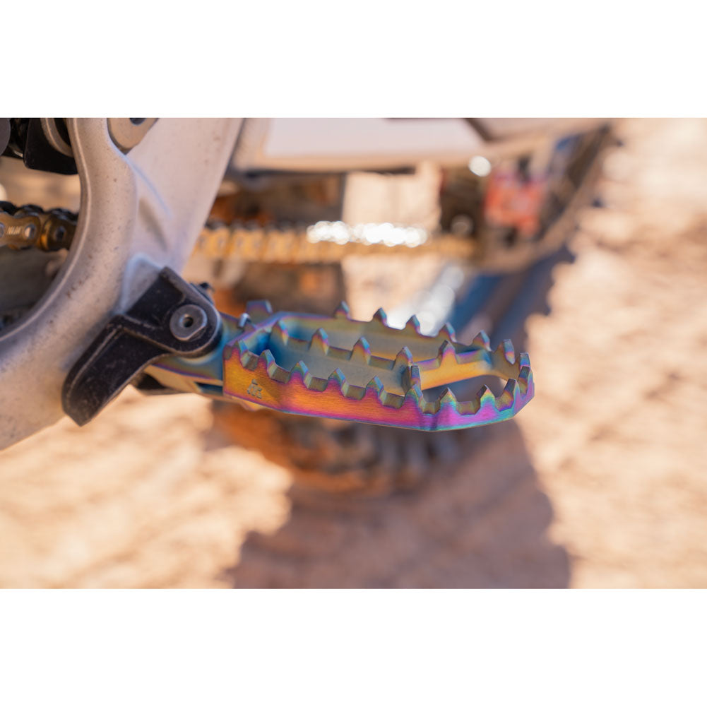 Tusk Blitz Titanium Moto Foot Pegs Yamaha YZ125 1999–2026
